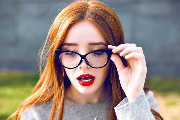 Jovem Mulher Bonita Óculos Elegantes Posando Rua — Fotografia de Stock