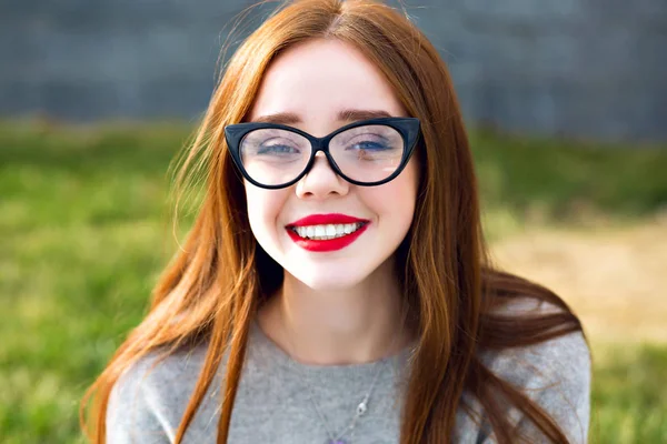 通りにポーズのおしゃれなメガネの若い美しい女性 — ストック写真