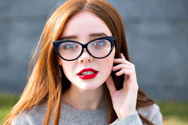 Jovem Mulher Bonita Óculos Elegantes Posando Rua — Fotografia de Stock