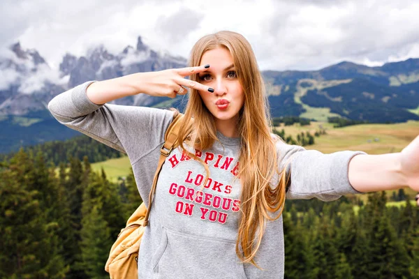 Mulher Com Mochila Nas Montanhas Tomando Selfie — Fotografia de Stock