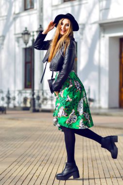 şehirde poz siyah şapkalı şık kadın 