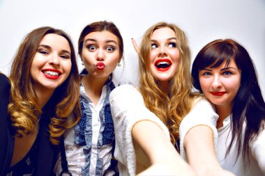  moda yaşam tarzı selfie alarak genç hippi kız arkadaşlarım portresi 
