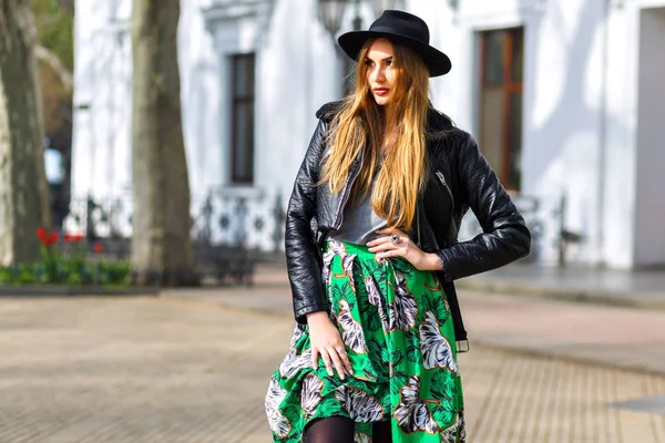 Jovem Mulher Elegante Chapéu Preto Posando Cidade — Fotografia de Stock