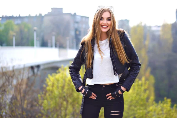 Junge Schöne Frau Lederjacke Posiert — Stockfoto