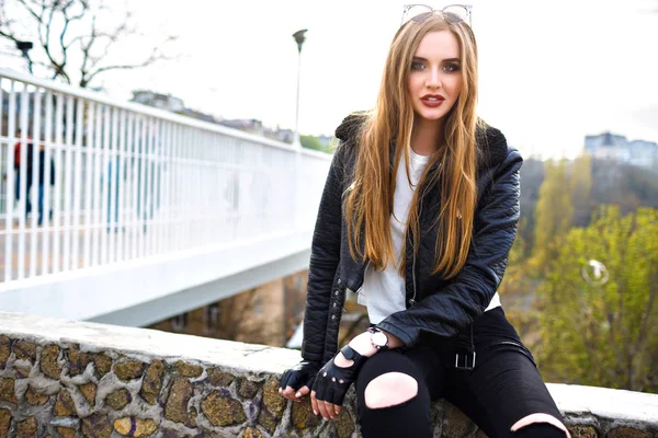 Young Beautiful Woman Leather Jacket Posing — Stock Photo, Image