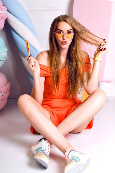 Ung Vacker Kvinna Med Fantastiska Långa Hårstrån Med Stora Lollipop — Stockfoto