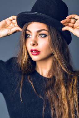 siyah şapka poz içinde genç kadın 
