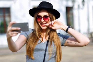 selfie sokakta alarak genç güzel kadın 