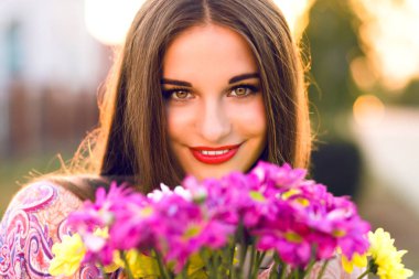 Studio Beyaz Lale ile poz genç güzel kadın 