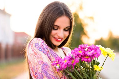 Studio Beyaz Lale ile poz genç güzel kadın 