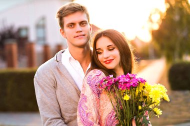 Güzel çift romantik tarihte gülümseyen genç portresi kapatın 