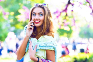 Park telefonda konuşurken sırt çantası ile genç güzel kadın 