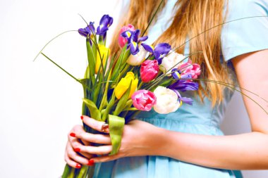 Bahar çiçek demet tutan genç kadın 