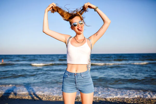 Молодая Сексуальная Блондинка Веселится Красивом Тропическом Пляже — стоковое фото