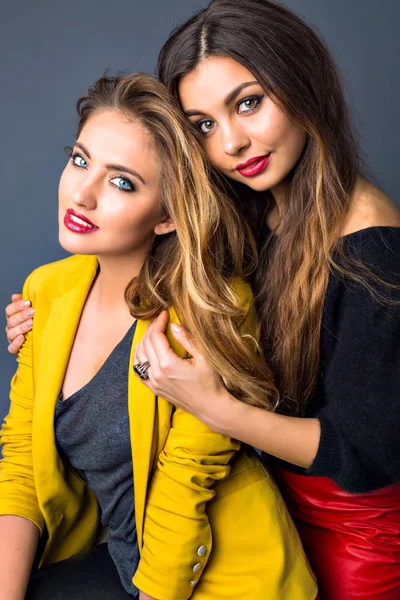 Nära Håll Mode Livsstil Porträtt Två Unga Hipster Flickor — Stockfoto