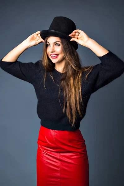 Junge Frau Mit Schwarzem Hut Posiert — Stockfoto