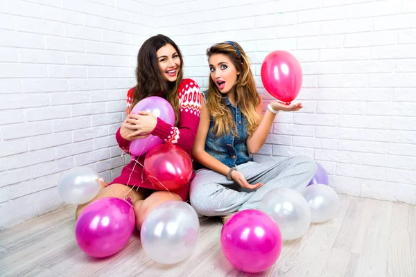 有趣的积极肖像嬉皮士最好的朋友一起玩 坐在地板上粉红色的气球 愉快的党假期 — 图库照片