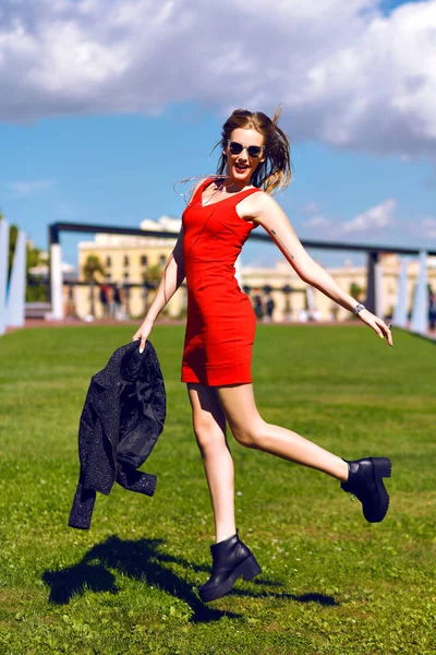 Jovem Bela Mulher Vestido Vermelho Posando Gramado — Fotografia de Stock