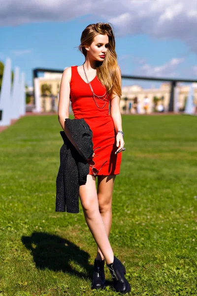 Joven Hermosa Mujer Vestido Rojo Posando Césped —  Fotos de Stock