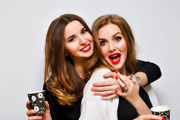 Крупным Планом Моды Портрет Двух Молодых Хипстерских Девушек Пьющих Чашек — стоковое фото