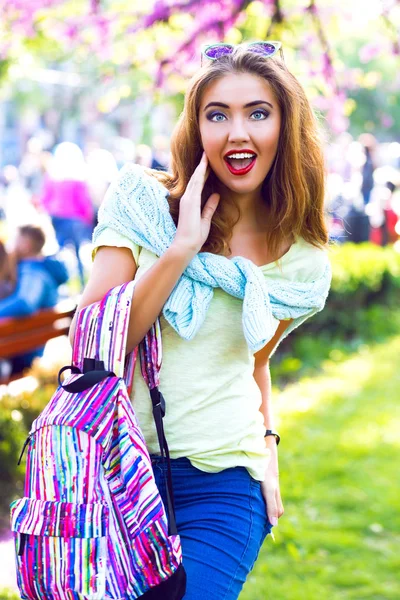 Молодая Красивая Женщина Рюкзаком Позирует Парке — стоковое фото