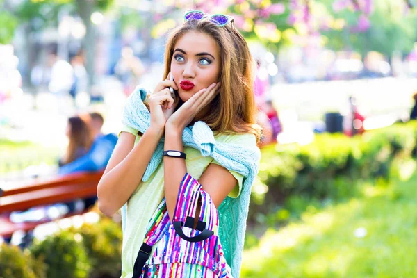 Jovem Mulher Bonita Com Mochila Falando Telefone Parque — Fotografia de Stock