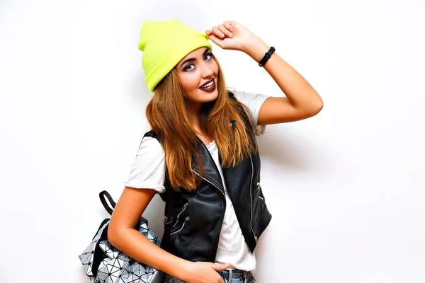 Junge Schöne Frau Mit Gelbem Hut Posiert — Stockfoto