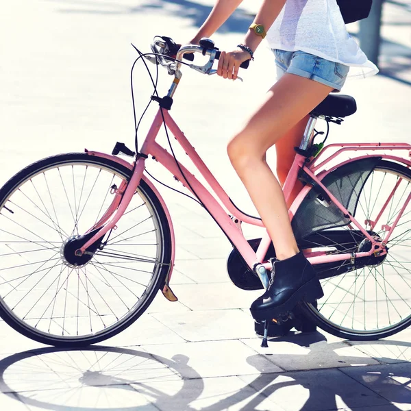 Νεαρή Γυναίκα Ιππασία Ποδήλατο Στην Πόλη — Φωτογραφία Αρχείου