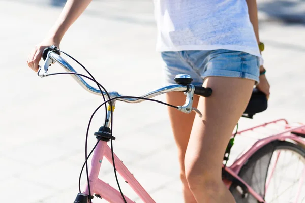 Νεαρό Κορίτσι Ποδήλατο Στον Δρόμο Στην Ηλιόλουστη Μέρα — Φωτογραφία Αρχείου