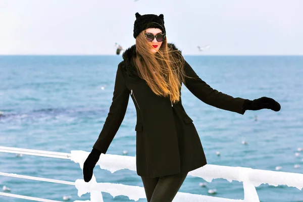 Retrato Invierno Moda Aire Libre Mujer Bastante Elegante Posando Sombrero —  Fotos de Stock