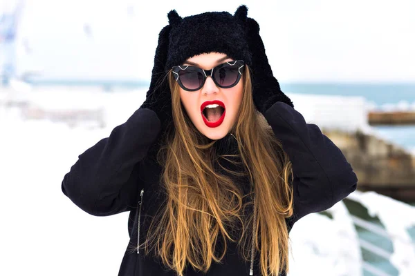 Outdoor Mode Winter Porträt Der Hübschen Stilvollen Frau Posiert Mit — Stockfoto