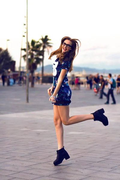Genç Güzel Mutlu Kadın Sokağa Atlama — Stok fotoğraf