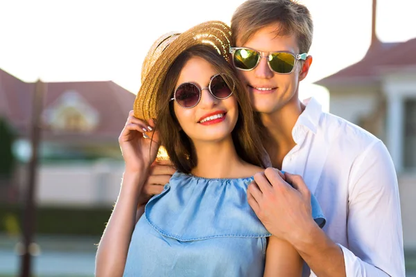 Primer Plano Retrato Joven Sonriente Hermosa Pareja Romántico Fecha Abrazo —  Fotos de Stock