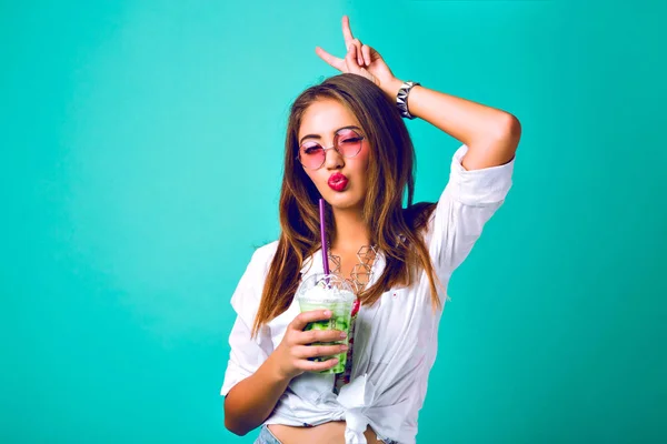 Junge Schöne Frau Mit Ihrem Smoothie Posiert — Stockfoto