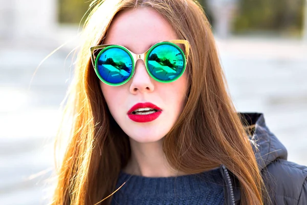 Молодая Красивая Женщина Стильных Солнцезащитных Очках Позирует Улице — стоковое фото