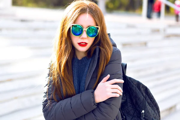 Giovane Bella Donna Occhiali Sole Alla Moda Posa Sulla Strada — Foto Stock