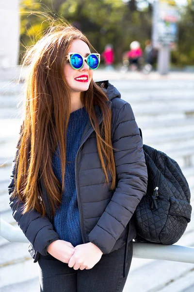 年轻美丽的女人在时尚的太阳镜摆姿势在街上 — 图库照片