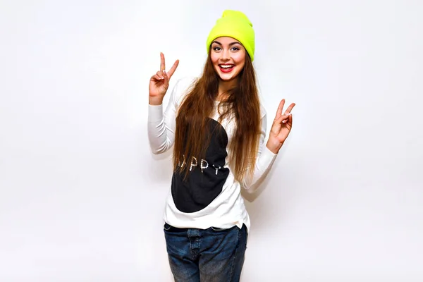 Ung Vacker Kvinna Neon Hatt Poserar Studio — Stockfoto