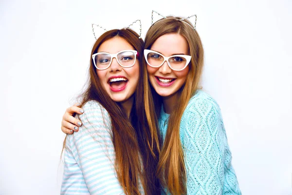 Close Fashion Lifestyle Portrait Two Young Hipster Girls Best Friends — Stock Photo, Image