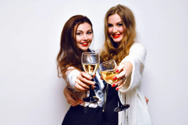 Hipster 마시는 와인에 친구의 라이프 스타일 초상화 — 스톡 사진