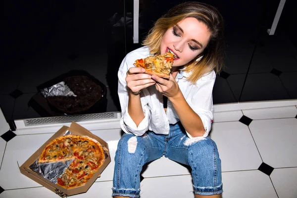 Beautiful Young Woman Eating Pizza — Stock Photo, Image