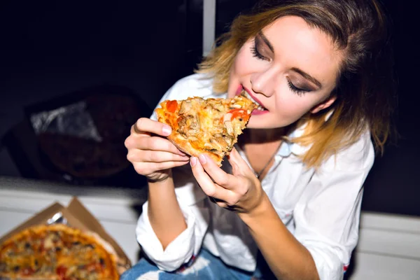 Красивая Молодая Женщина Ест Пиццу — стоковое фото