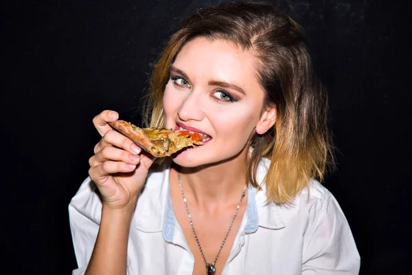 美しい若い女性ピザを食べる — ストック写真