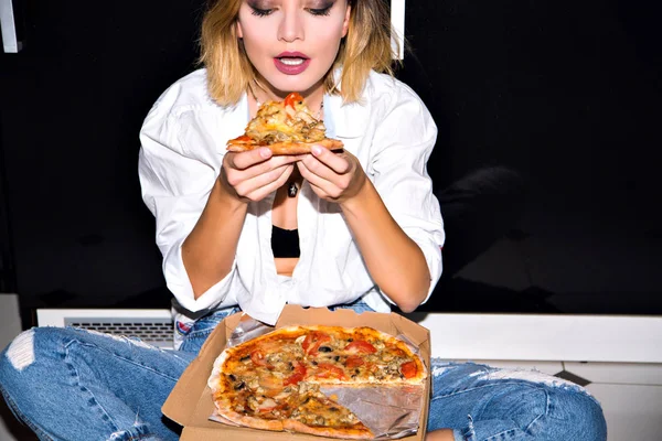 Beautiful Young Woman Eating Pizza — Stock Photo, Image