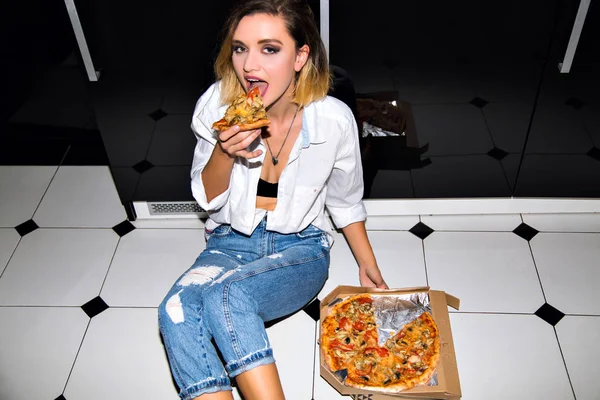 Mooie Jonge Vrouw Die Pizza Eet — Stockfoto