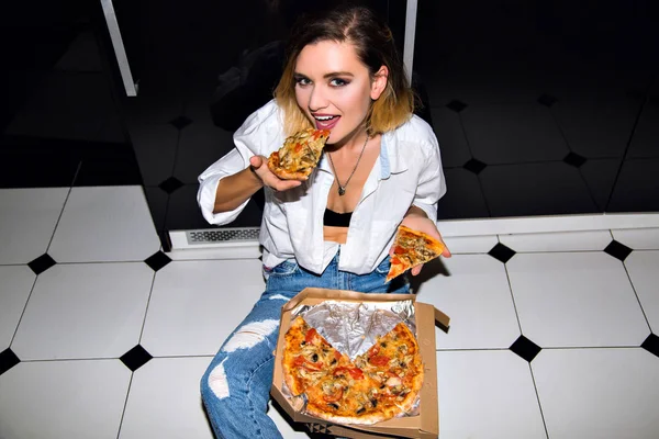Mooie Jonge Vrouw Die Pizza Eet — Stockfoto