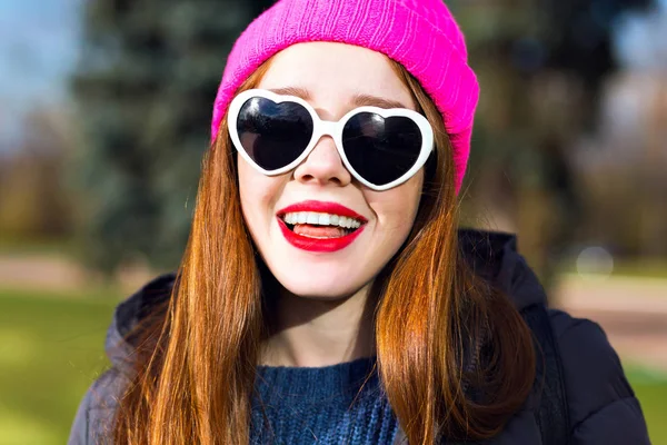 Estilo Vida Livre Retrato Inverno Menina Sorrindo Muito Brincalhão Posando — Fotografia de Stock