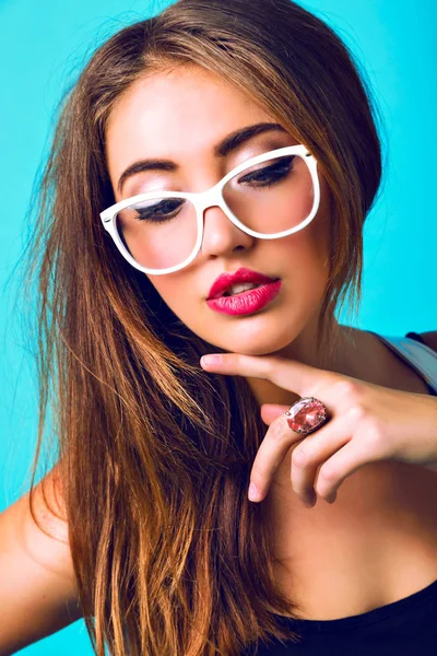 Jovem Bela Mulher Óculos Posando — Fotografia de Stock