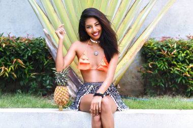 ananas ile poz güzel genç kız