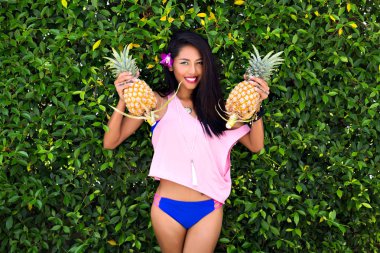 ananas ile poz güzel genç kız 
